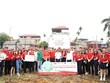 Đại diện Ban Giám đốc Dai-ichi Life Việt Nam, đại diện UBND xã Cổ Đô và GreenViet cùng đội ngũ Nhân viên và Tư vấn Tài chính bên Bảng lưu niệm Dự án “Trồng cây xanh đô thị”.