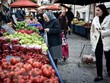 Người dân mua thực phẩm tại khu chợ ở Athens, Hy Lạp. (Ảnh: AFP/TTXVN)