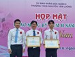 Thay mặt BHXH TP.Hồ Chí Minh, Phó Giám đốc Trần Dũng Hà đã trao tặng Giấy khen tới tập thể Trường THCS Nguyễn Văn Luông, thầy giáo Đinh Phú Cường - Hiệu trưởng của nhà trường.