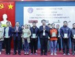 Tặng sổ bảo hiểm xã hội, thẻ bảo hiểm y tế đến người khó khăn tại tỉnh Hòa Bình