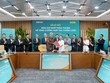 Ông Dato’ Khairussaleh Ramli - Chủ tịch, Tổng giám đốc Tập đoàn, Ngân hàng Maybank và ông Vũ Văn Tiền - Phó Chủ tịch HĐQT ABBANK ký kết Biên bản ghi nhớ thỏa thuận