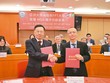 Ông Nguyễn Khắc Thành, Tập đoàn FPT ký hợp tác với đại diện Đại học Á Châu, Đài Loan (Trung Quốc).