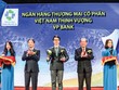 Đại diện VPBank (đứng giữa) nhận Biểu trưng Thương hiệu Quốc gia