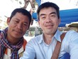 Ông Trương Minh Cát Nguyên (phải) và người bạn mới tại Campuchia