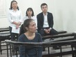 Bị cáo (nữ áo đen hàng trên) tại tòa