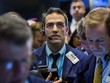 Phố Wall giảm ngay phiên đầu tuần do dữ liệu kinh tế kém khả quan - Ảnh: Reuters