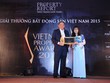 Đại diện Gamuda Land nhận Giải thưởng “Khu đô thị tốt nhất - Hà Nội” từ Ban tổ chức Vietnam Property Awards 2015