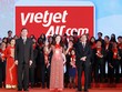 Bà Nguyễn Thị Thúy Bình, Phó tổng giám đốc Vietjet, đại diện cho công ty nhận giải