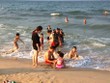 Người dân Quảng Bình đổ xô đi tắm biển sau khi có kết luận an toàn