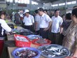 Các cơ quan chức năng lấy mẫu xét nghiệm kim loại nặng trong hải sản ngày 2 lần. Ảnh: Báo Thanh niên