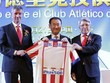 Wang Jianlin (giữa) trong sự kiện mua cổ phần Atletico Madrid năm ngoái. Ảnh: Reuters