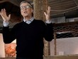Bill Gates cho rằng nuôi gà có thể giúp người dân châu Phi thoát nghèo. Ảnh: Reuters