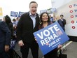 Thủ tướng Anh - David Cameron và một nhà hoạt động kêu gọi ở lại EU. Ảnh: Reuters
