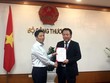 Bộ trưởng Công Thương Trần Tuấn Anh trao quyết định cho ông Trần Hữu Linh
