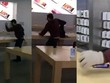 Hình ảnh người đàn ông phá hoại hàng chục iPhone được ghi lại.