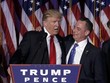 Donald Trump cảm ơn Reince Priebus (cà vạt xanh) trong bài phát biểu chiến thắng ngày 9/11. Ảnh: Reuters