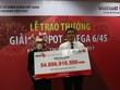  Lãnh đạo Vietlott trao giải Jackpot cho người trúng thưởng. Ảnh: Vietlott