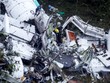 Các nhân viên cứu hộ làm việc tại hiện trường máy bay rơi ở Colombia. Ảnh: Reuters