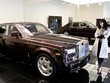 Một khách Trung Quốc đang xem Rolls-Royce Phantom giá 8 triệu NDT. Ảnh: BBC