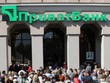 Mọi người xếp hàng trước cửa Ngân hàng PrivatBank (Ảnh: AFP)