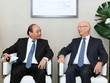 Thủ tướng Nguyễn Xuân Phúc và Chủ tịch WEF Klaus Schwab. Ảnh: VGP/Quang Hiếu