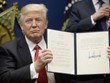 So sánh chữ ký như dây thép gai của Trump với những người tiền nhiệm