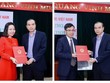 Phó thống đốc Nguyễn Đồng Tiến trao quyết định bổ nhiệm cho bà Hà Thu Giang và ông Trần Văn Tần