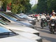 Hà Nội đã cấp phép cho việc trông giữ ôtô dưới lòng đường tại một số tuyến phố trung tâm. Ảnh:Ngọc Thành.