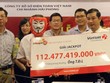 Khách hàng đeo mặt nạ nhận giải Jackpot kỷ lục ngày 31/5.