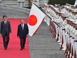 Thủ tướng Nhật Bản Shinzo Abe đón Thủ tướng Nguyễn Xuân Phúc. Sau lễ đón, hai Thủ tướng tiến hành hội đàm. Ảnh: VGP