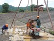 Khoan thăm dò chất lượng thân đập chính hồ Núi Cốc để xây dựng phương án gia cố, sửa chữa. Ảnh:TTXVN