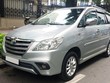 Chiếc Toyota Innova 2014 còn cứng cáp dù chạy dịch vụ hàng ngày.