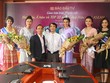 Ông Bùi Đức Hải, Phó tổng Biên tập thường trực Báo Đầu tư (áo trắng), tặng hoa cho Hoa hậu, Á hậu và Top 10 Miss ASEAN Frendship trước khi bước vào buổi giao lưu