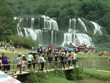 Du khách nườm nượp trẩy hội du lịch thác Bản Giốc