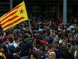 Sinh viên vẫy cờ estelada, biểu tượng phong trào đòi độc lập của Catalonia, trong cuộc biểu tình phản đối bắt giam hai thủ lĩnh ủng hộ ly khai. Ảnh:Reuters.
