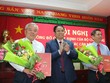 Đồng chí Phạm Minh Chính, trao Quyết định và tặng hoa đồng chí Nguyễn Văn Thể và đồng chí Phan Văn Sáu.