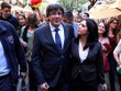 Ông Puigdemont vàvợ đứng giữa đường phố ởGirona thuộcvùng tự trịCatalonia vào ngày nghị viện khu vựctuyên bố thông qua nghị quyết độc lập khỏi Tây Ban Nha hôm27/10. Ảnh:Reuters.