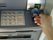 Sắp tới, thẻ tín dụng không được rút quá 5 triệu mỗi ngày. Ảnh: PV.