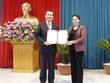 Chủ tịch Quốc hội Nguyễn Thị Kim Ngân đã trao Nghị quyết của Ủy ban Thường vụ Quốc hội cho ông  Lê Quang Huy