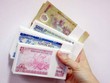 Nhân viên ngân hàng áp lực với việc đổi tiền lẻ mới dịp Tết. Ảnh:PV.