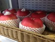 Loại táo Nhật có cân nặng 800 gram đến một kg được nhiều cửa hàng bánđược ưa chuộng dịp Tết Nguyên đán.