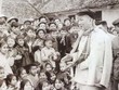 Bác Hồ nói chuyện với các cháu thiếu nhi trong dịp Người về thăm và chúc Tết đồng bào tỉnh Hà Bắc (Xuân Đinh Mùi, 9/2/1967). Ảnh: Tư liệu TTXVN