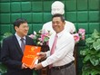 Đồng chí Lê Thanh Quang (phải) trao quyết định và chúc mừng đồng chí Nguyễn Duy Bắc. Ảnh báo Khánh Hòa