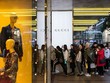Khách mua xếp hàng trước một cửa hàng của Gucci (thuộc Kering). Ảnh:Bloomberg