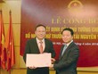 Thừa ủy quyền của Thủ tướng Chính phủ, Bộ trưởng Bộ TN&MT Trần Hồng Hà đã trao quyết định của Thủ tướng cho tân Thứ trưởng Lê Công Thành. Ảnh báo TNMT