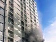 Khói bốc ra nghi ngút từ tầng 6 chung cư. Ảnh:Tin Tin.
