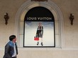 Bên ngoài một cửa hàng Louis Vuitton trên phố Tràng Tiền, Hà Nội. Ảnh:Tomas Slavicek