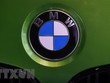 Logo của BMW trên một chiếc xe mới trưng bày tại trụ sở của hãng ở Munich, Đức. (Nguồn: AFP/TTXVN)