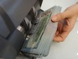 Giao dịch ngoại tệ tại một ngân hàng thương mại. Ảnh:Anh Tú
