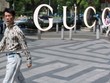 Một người đàn ông đi qua cửa hàng Gucci tại Thượng Hải, Trung Quốc. Ảnh:CNN